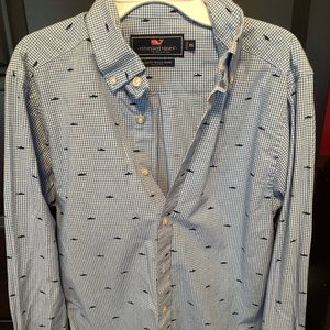 Men’s long sleeve vineyard vines dress shirt.